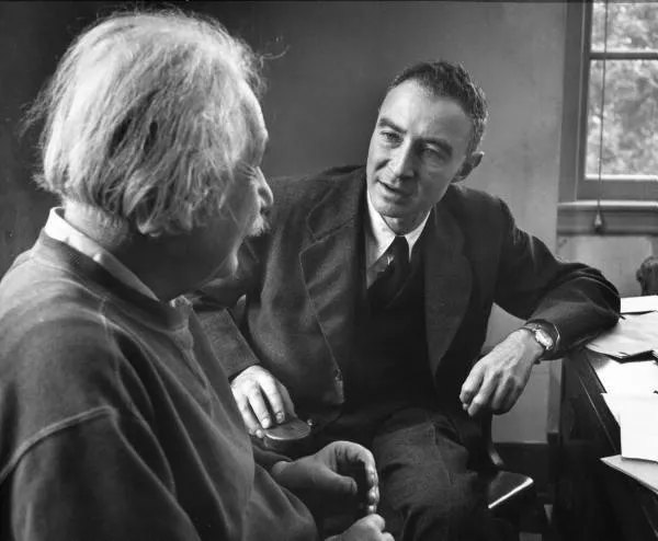 Albert Einstein i Robert Oppenheimer